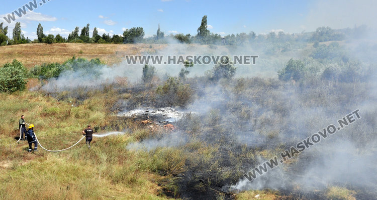 Щорм разпали строителното депо край Хасково, две пожарни гасят