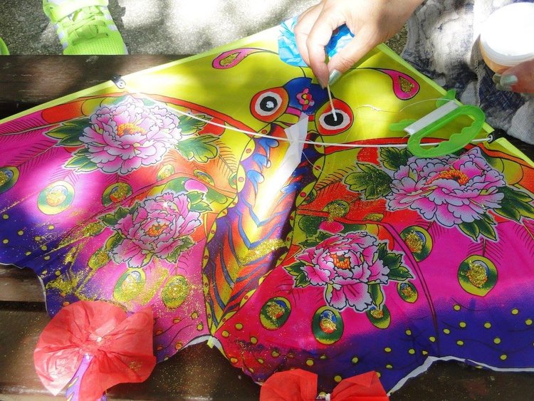 Хвърчила и весели деца в центъра на града