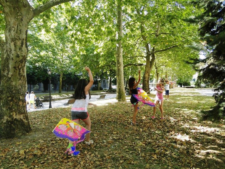 Хвърчила и весели деца в центъра на града