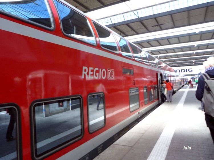 Млад афганистанец вилнял с брадва и нож в германски влак