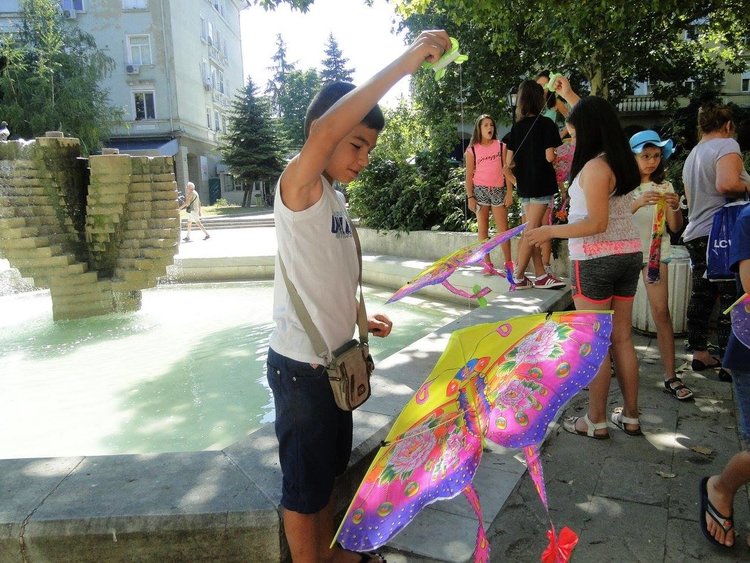 Хвърчила и весели деца в центъра на града