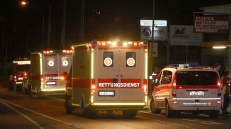 Млад афганистанец вилнял с брадва и нож в германски влак