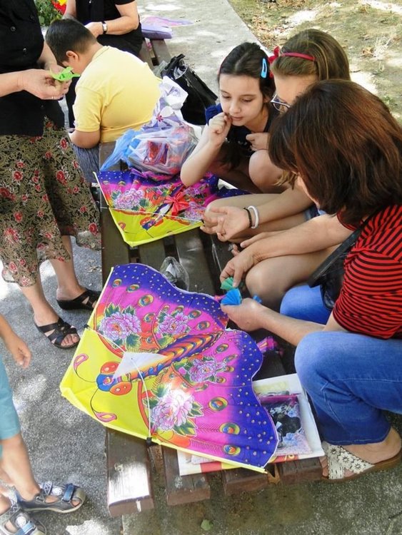 Хвърчила и весели деца в центъра на града