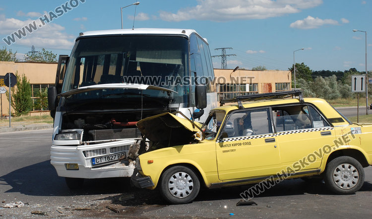Почина шофьорът на катастрофиралото такси, возило бременна и дете-епилептик