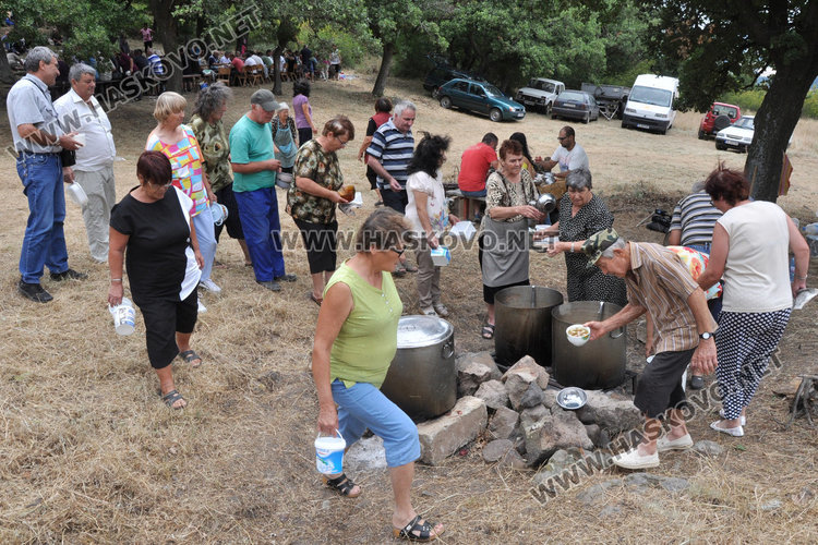 Кмет и земеделци дадоха курбан за Илинден в Сираково