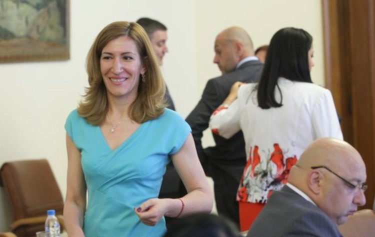 Ангелкова обеща по-евтини чадъри и шезлонги на плажовете догодина