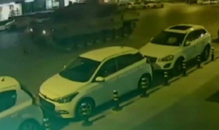 Два танка да минат над теб и да оцелееш (видео)