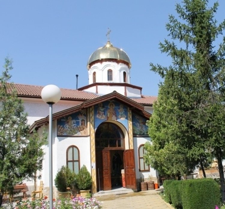 Защо днес не се работи, не се влиза в морето, а се яде и пие под дъбова сянка?