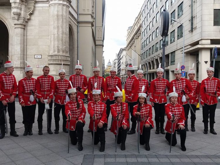 Гвардейците и мажоретките ни разплакаха българите в Будапеща