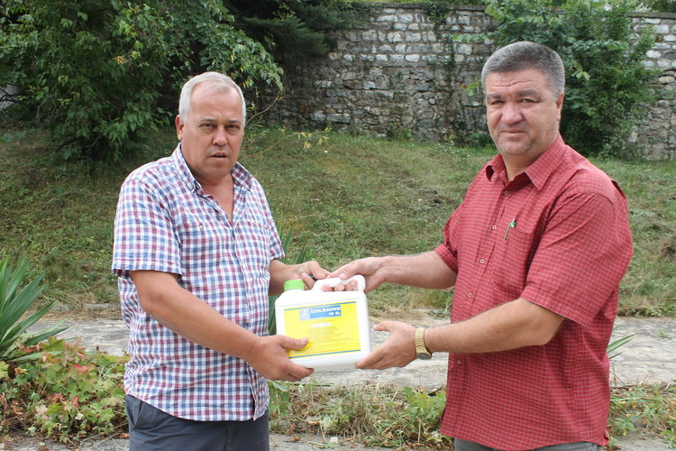 Изселник от Текирдаг дари препарат за почистване на гробището в Теменуга