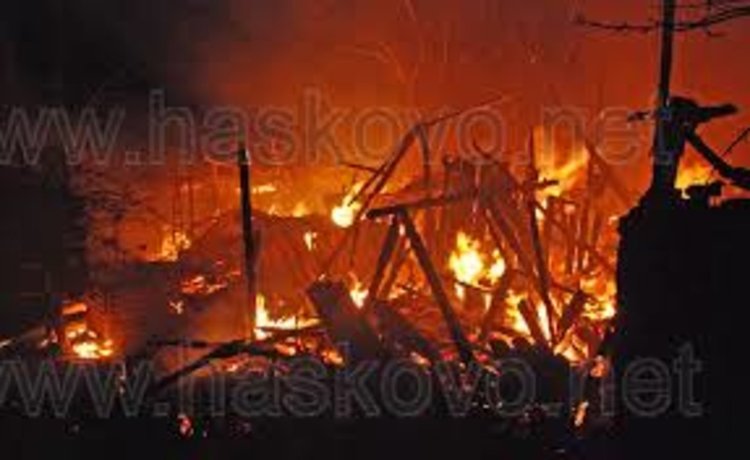 Психично болен запали ферма, две пожарни я гасиха