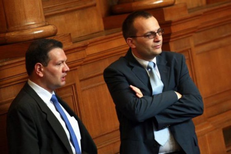 Депутати от РБ искат вето върху закон, за да не поскъпне бензина