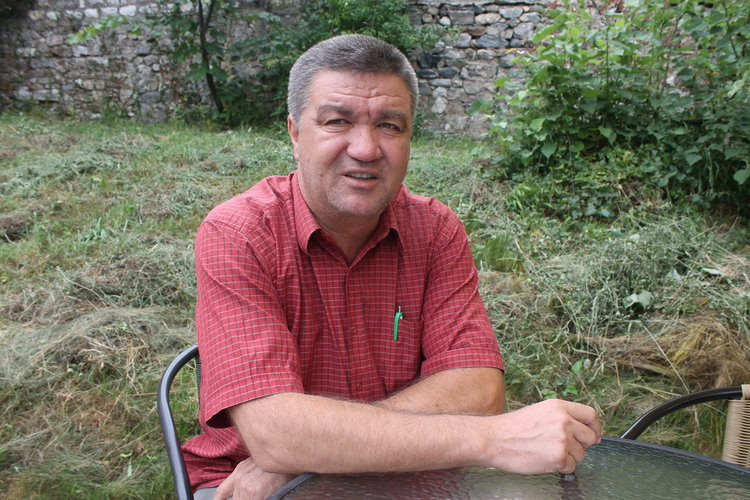 Изселник от Текирдаг дари препарат за почистване на гробището в Теменуга