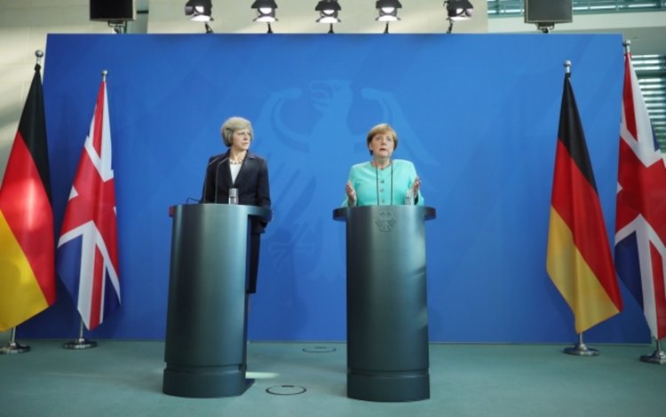 Меркел прие решението на Лондон процедурата по „Брекзит” да започне през 2017 г.
