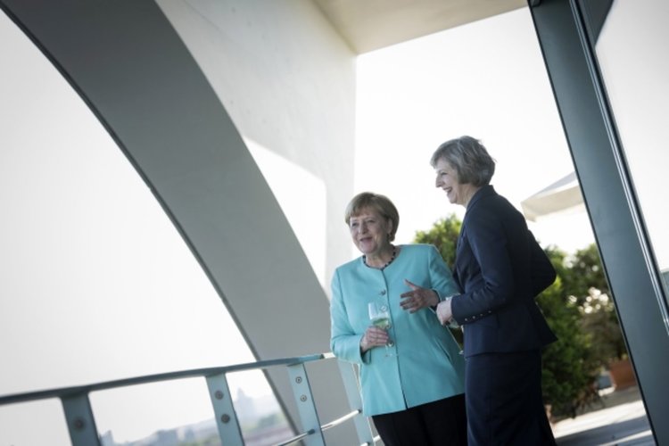 Меркел прие решението на Лондон процедурата по „Брекзит” да започне през 2017 г.