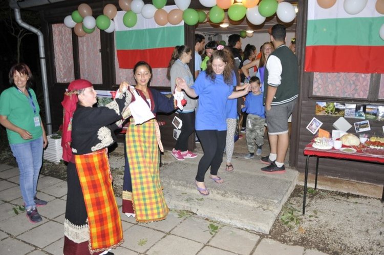 20 младежи от Смолян очароваха международен лагер в Унгария с гайда и мита за Орфей на английски