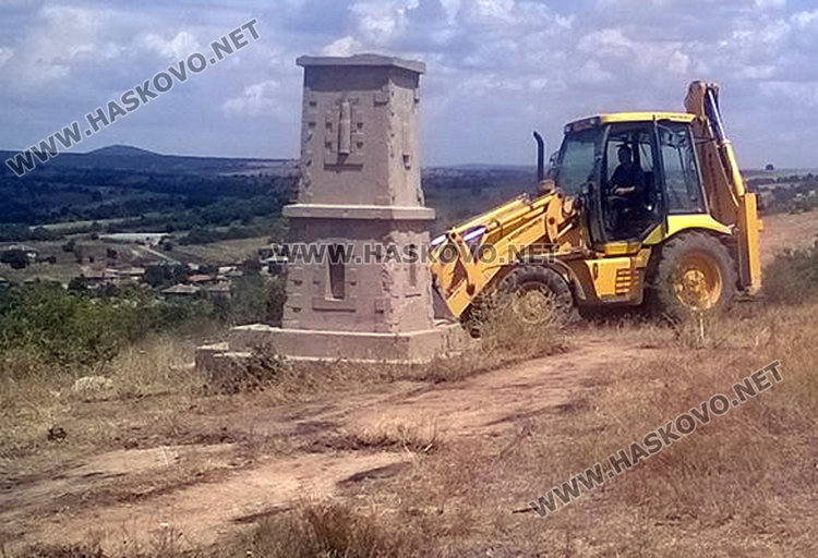Доброволци разчистиха бурените край изоставен войнишки паметник