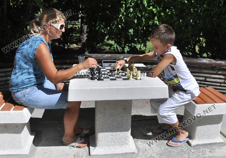 Дани срещу майка си Деси на бяло-черната дъска