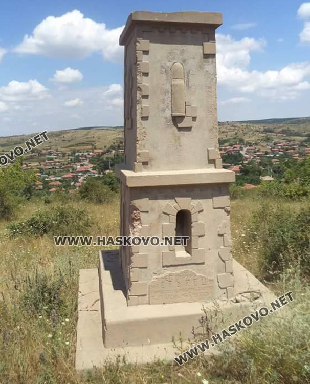 Доброволци разчистиха бурените край изоставен войнишки паметник