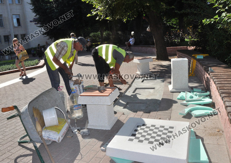В петък сутринта бяха монтирани масите за игра на шах на открито на четири места в Хасково 