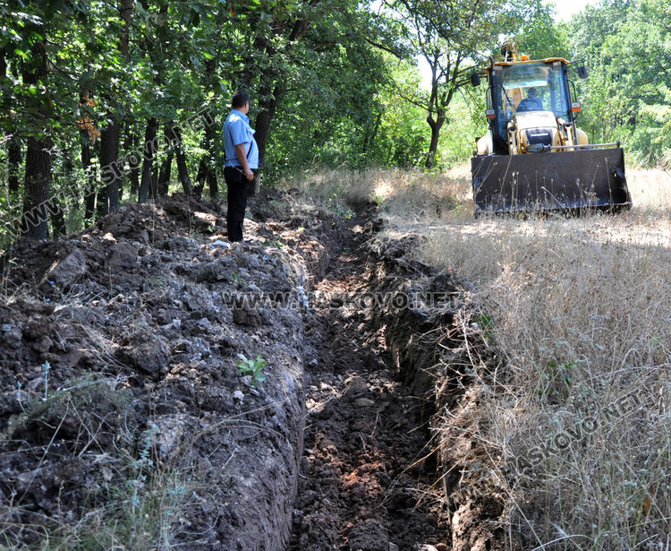Мургав дървосекач от сивия сектор обяснява насред гората, че отива за риба