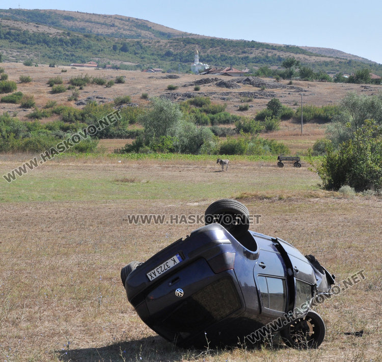 Младеж от Черноочене обърна Голф и рани двама