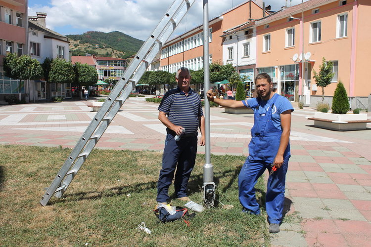 Елтехниците  Бахтияр Сали (вдясно) и Нуртен Али възстановяват своевременно авариите в електрическата мрежа на територията на община Ардино.