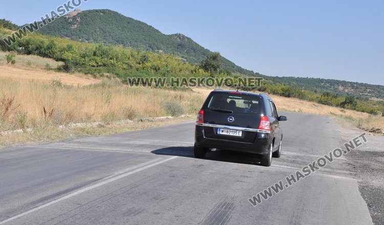 Обратен „легнал полицай“ дебне по пътя за Маказа
