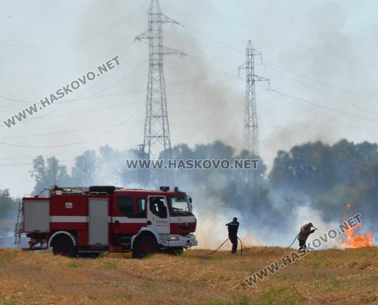Пожар на метри от жилищен квартал в Димитровград