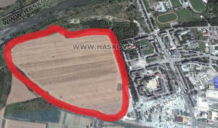 Пожар на метри от жилищен квартал в Димитровград