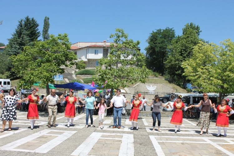 Кръшни хора се виха на събора в Млечино