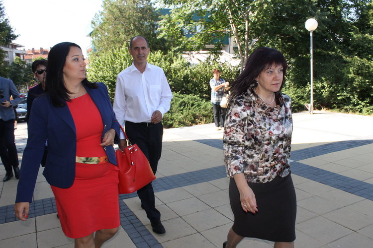 Караянчева и Илиев посрещнаха четирима министри и двама зам.-министри в Кърджали 