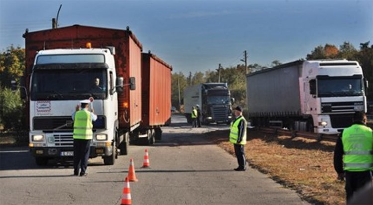 Затягат още контрола по пътищата, гледат камионите и автобусите под лупа