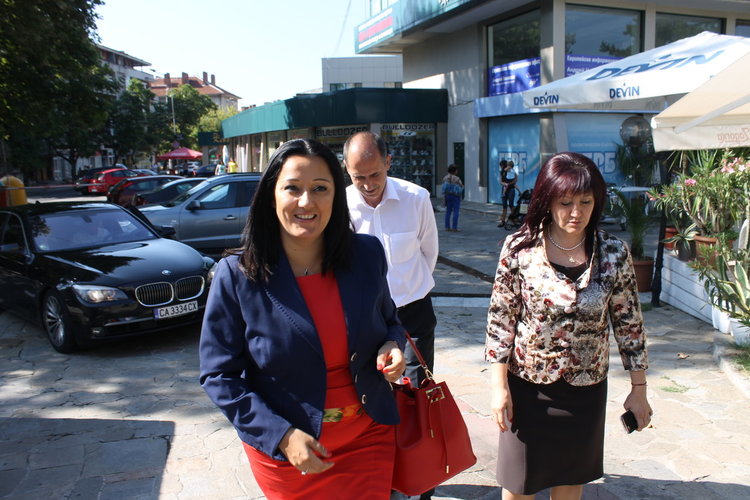 Караянчева и Илиев посрещнаха четирима министри и двама зам.-министри в Кърджали 