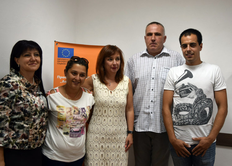 Бъдещи парамедици се снимат с министър Русинова