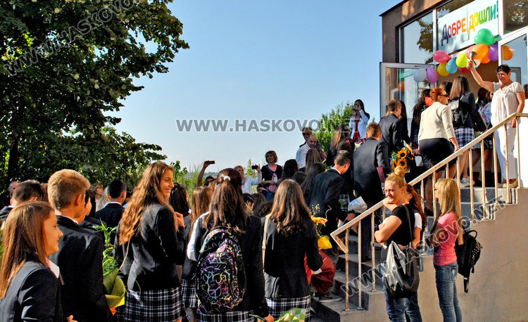 Отпадат 12 паралелки, били фантоми. Без съкратени учители