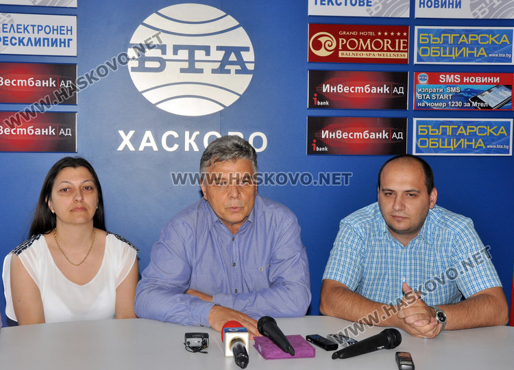 господин Тонев /в средата/