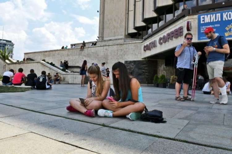Тийнове щурмуваха НДК заради рядък покемон
