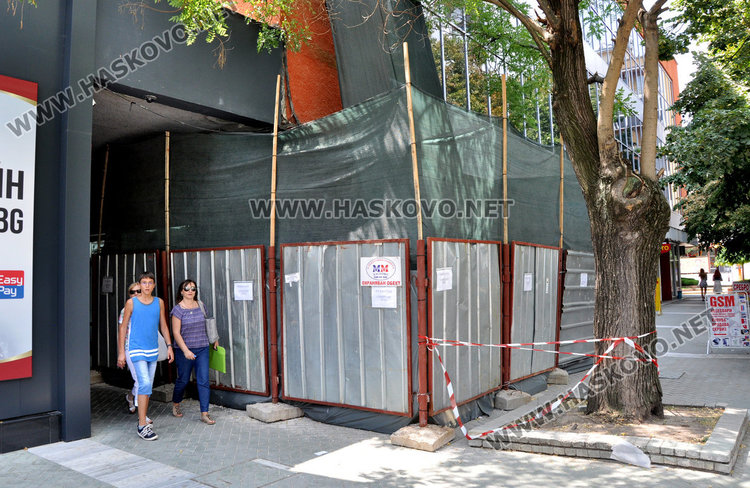 Златари: Асансьорът на ЦУМ ни закрива. ЦУМ: А къде да е?