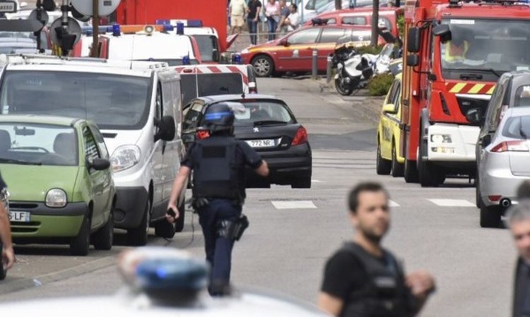 Разпознат е единият нападател в църквата във Франция