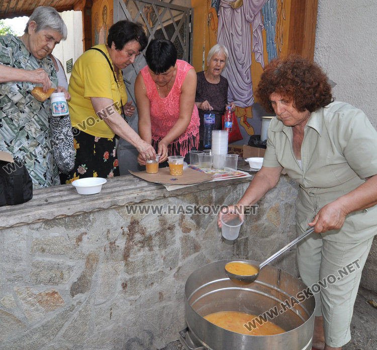 Старица се моли за бежанците в трафопост, превърнат в параклис