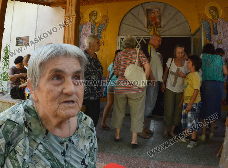 Старица се моли за бежанците в трафопост, превърнат в параклис