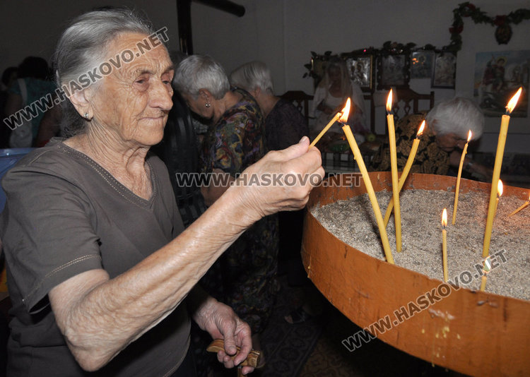 Старица се моли за бежанците в трафопост, превърнат в параклис