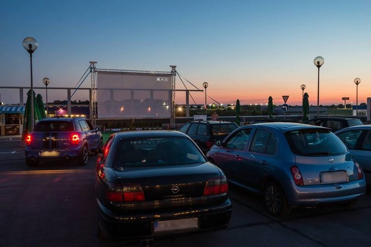 Входът за автокиното на 30 юли - от кв.Простор