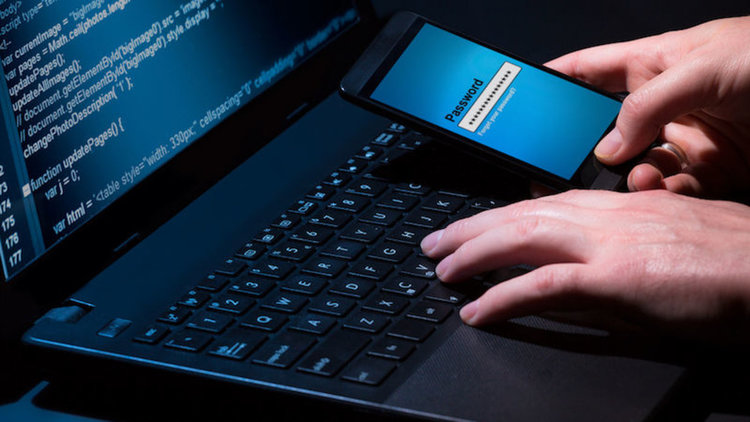 Хакерът, откраднал голите снимки на звездите, ще лежи шест месеца в затвора