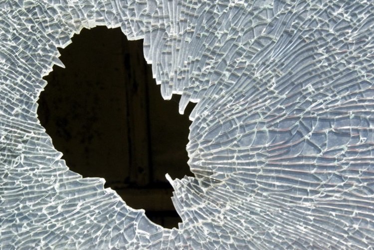 Вандал потроши стъклата на общинска сграда