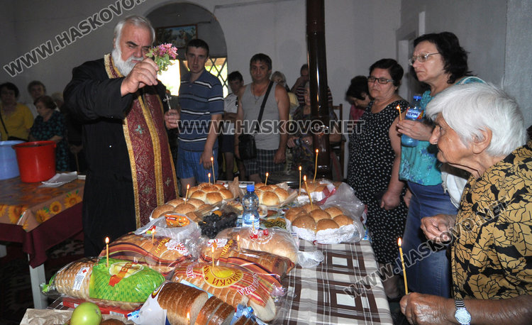 Старица се моли за бежанците в трафопост, превърнат в параклис