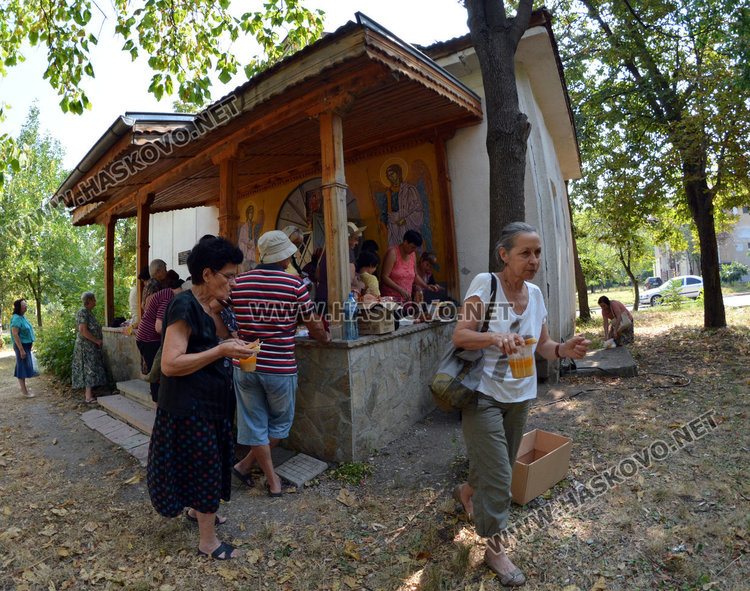 Старица се моли за бежанците в трафопост, превърнат в параклис