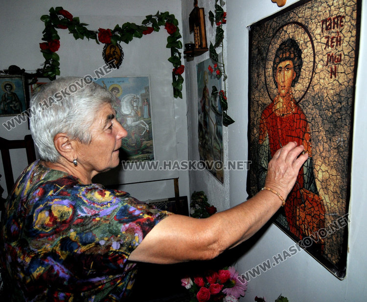 Старица се моли за бежанците в трафопост, превърнат в параклис