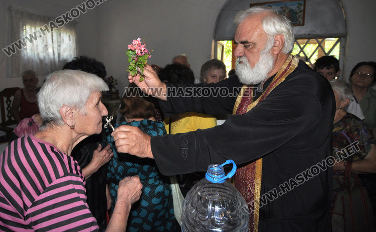 Старица се моли за бежанците в трафопост, превърнат в параклис
